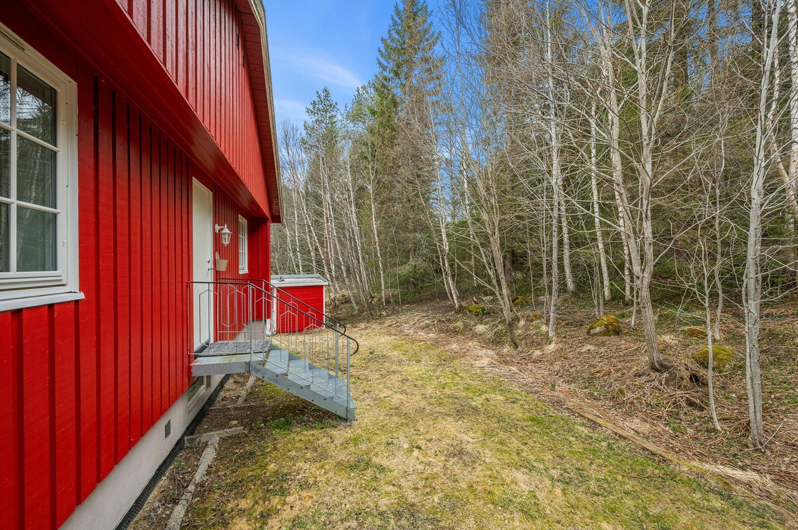 Boligen har en flott plassering i terrenget, med naturskjønne omgivelser, lite innsyn og en fredelig beliggenhet tett på skog og mark. Galleribilde