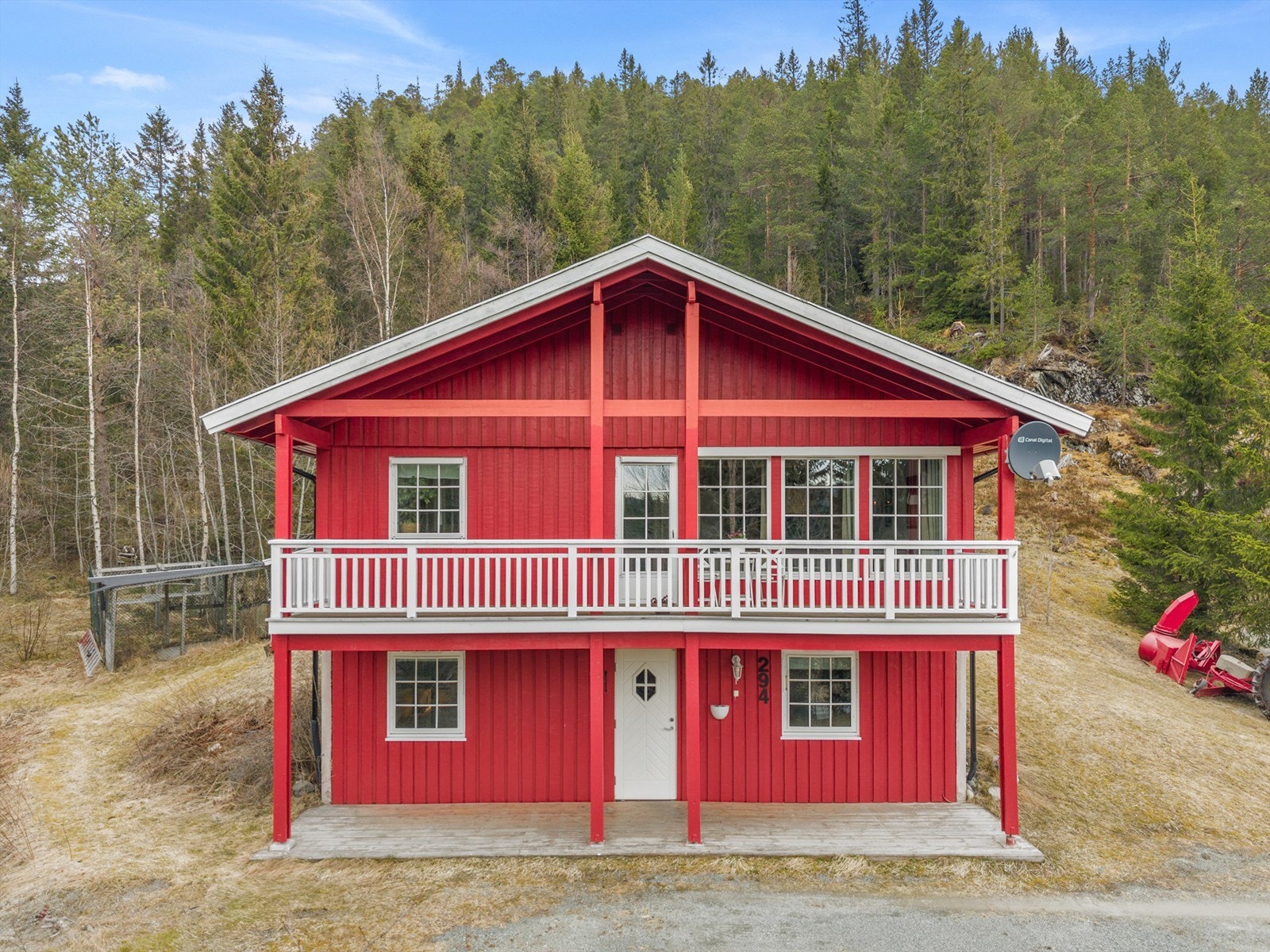 Boligen har en fin fremtoning med klassisk fasadeuttrykk og overbygget veranda i front. Galleribilde