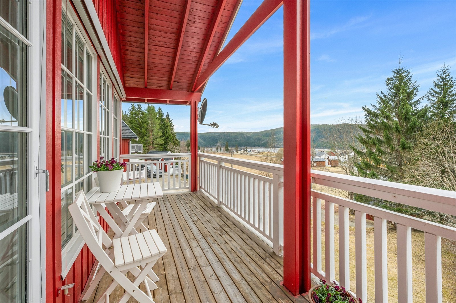 Overbygget veranda med plass til sittegruppe - et fint sted å nyte rolige morgener, lange sommerkvelder og utsikten mot nærområdet. Galleribilde