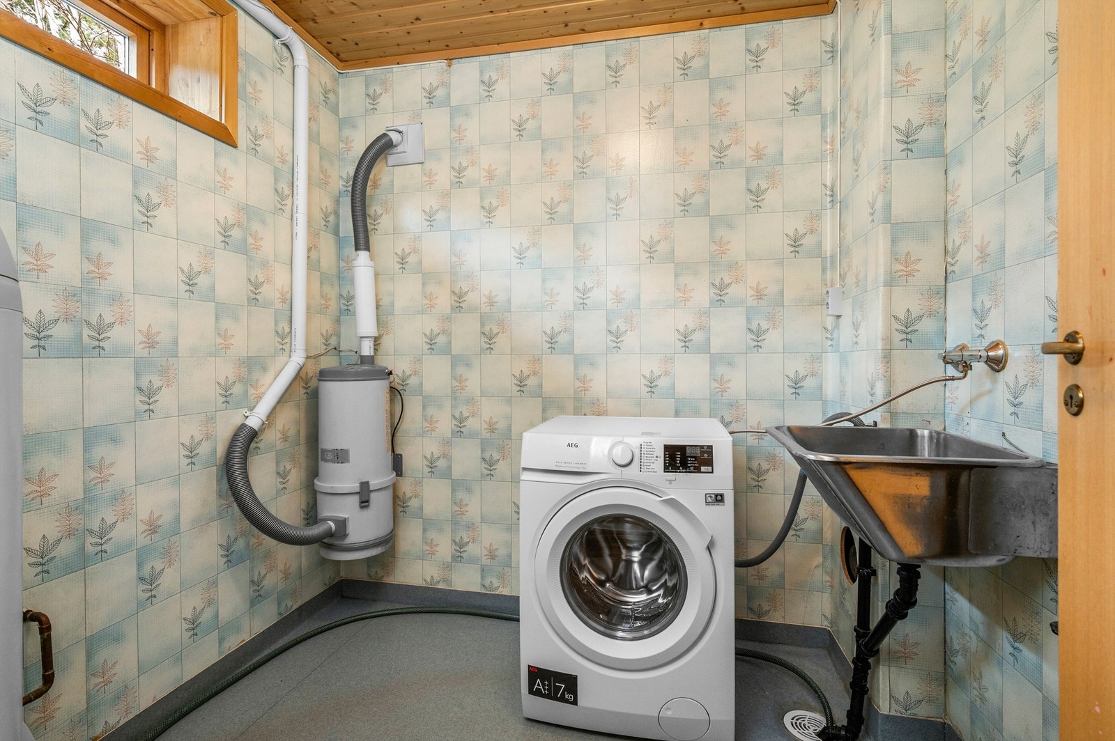 Praktisk vaskerom i underetasjen med opplegg for vaskemaskin, utslagsvask og plass til håndtering av hverdagens behov. Galleribilde
