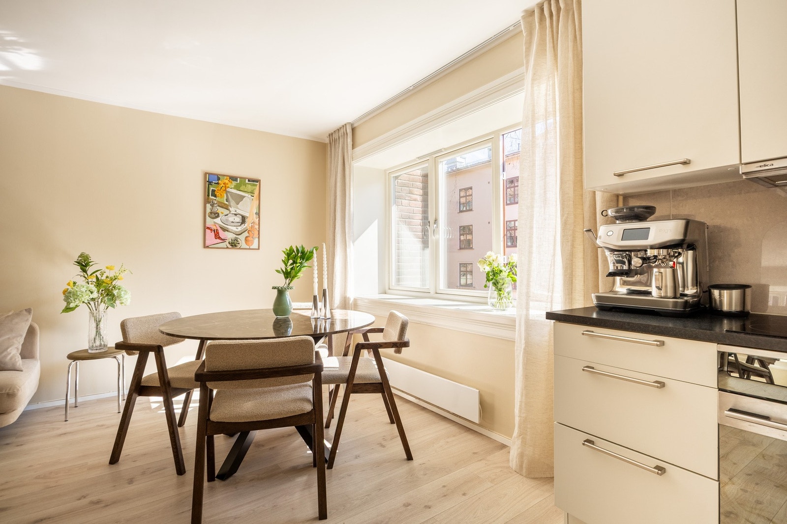 Plass til spisebord ved vinduet. Galleribilde