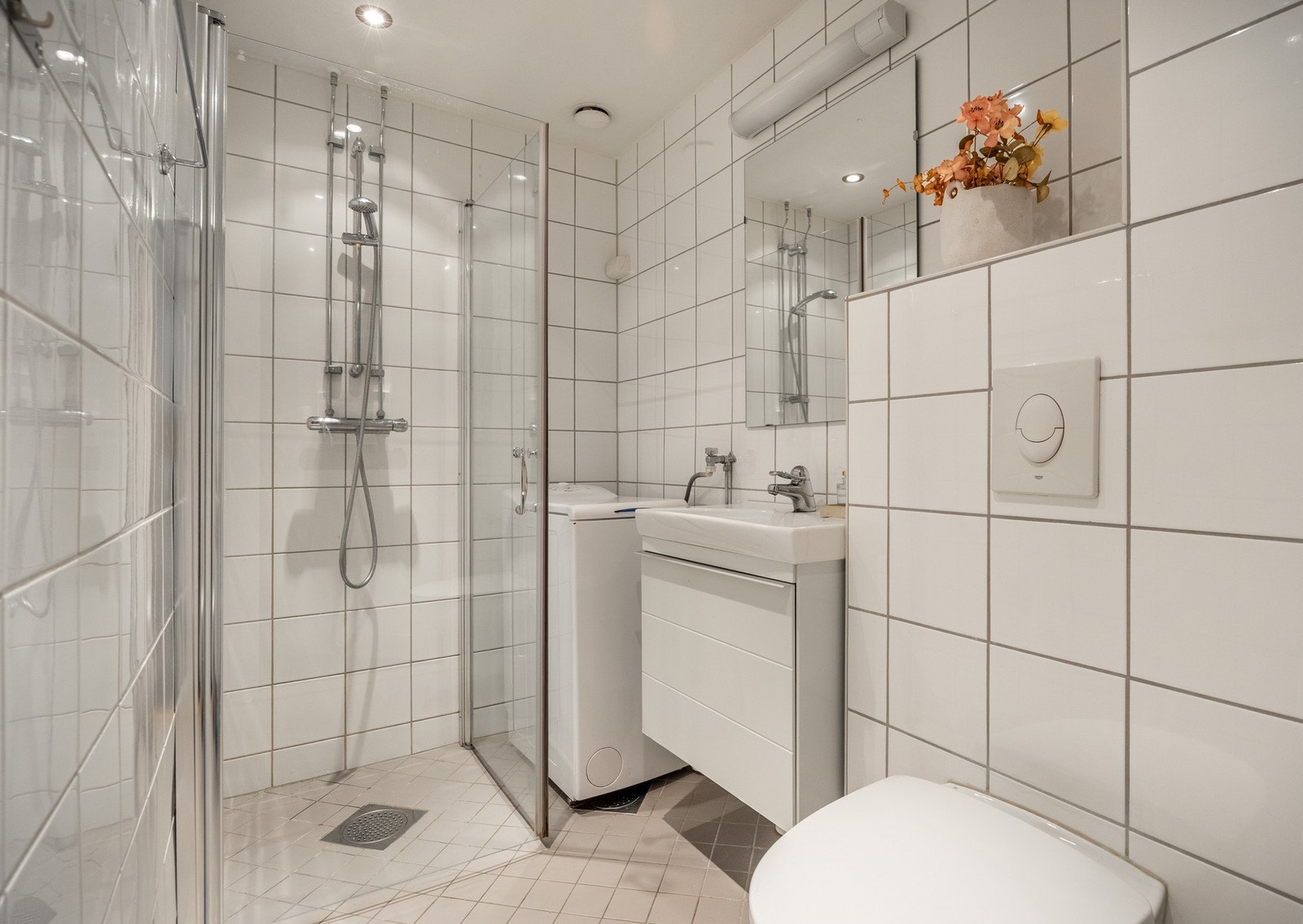 Helfliset baderom fra 2009 med gulvvarme og himling av malt flate med downlights. Galleribilde