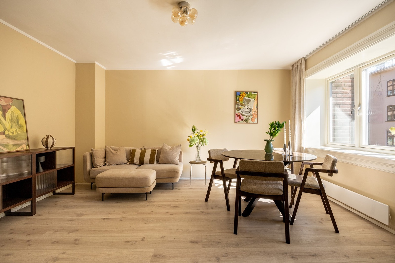 Overflatene er malt i en behagelig fargetone og på gulvet er det lagt slitesterk laminat. Galleribilde