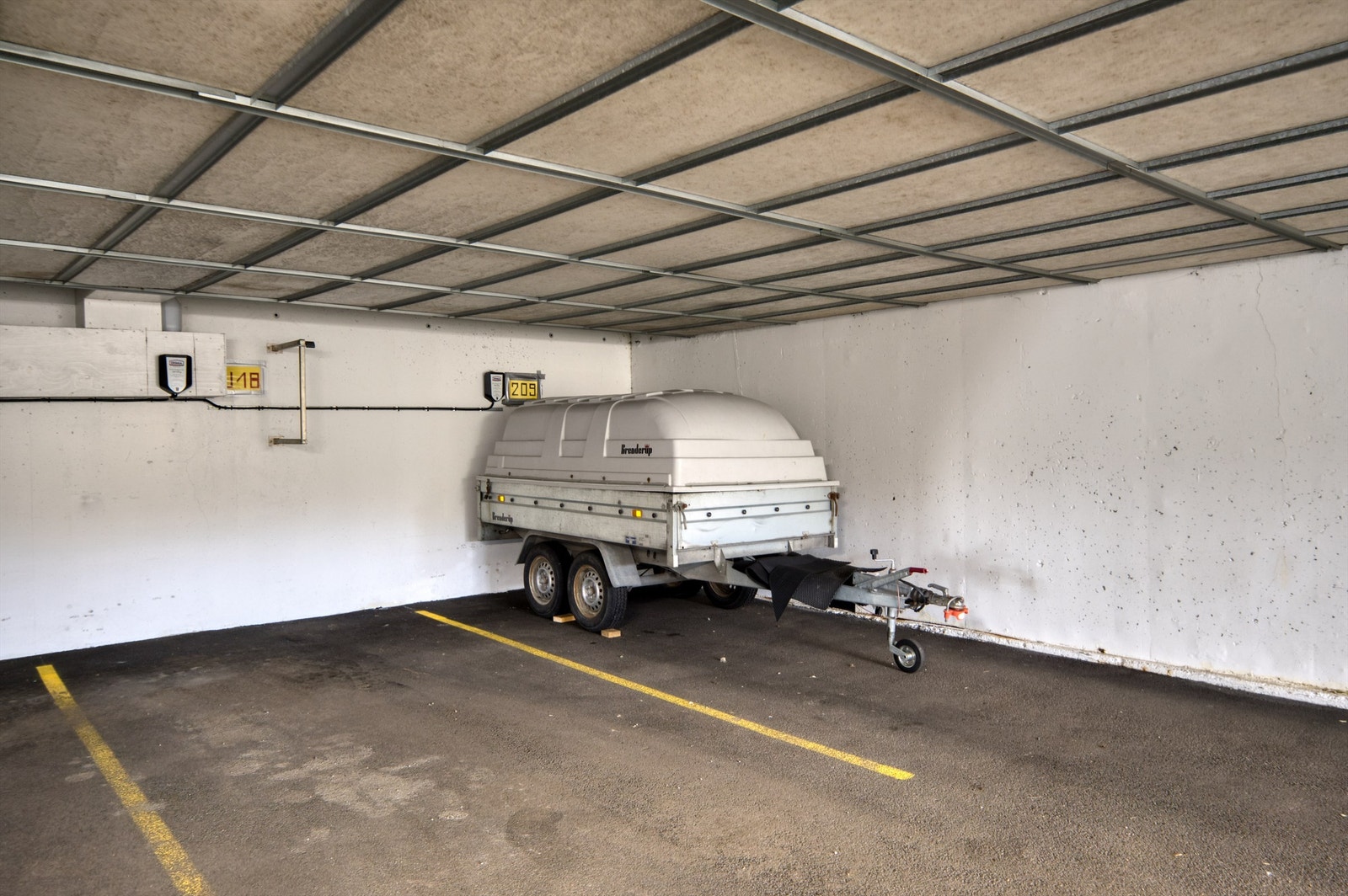 Fast parkeringsplass (nr. 209) i felles garasjeanlegg med installert elbillader. Galleribilde