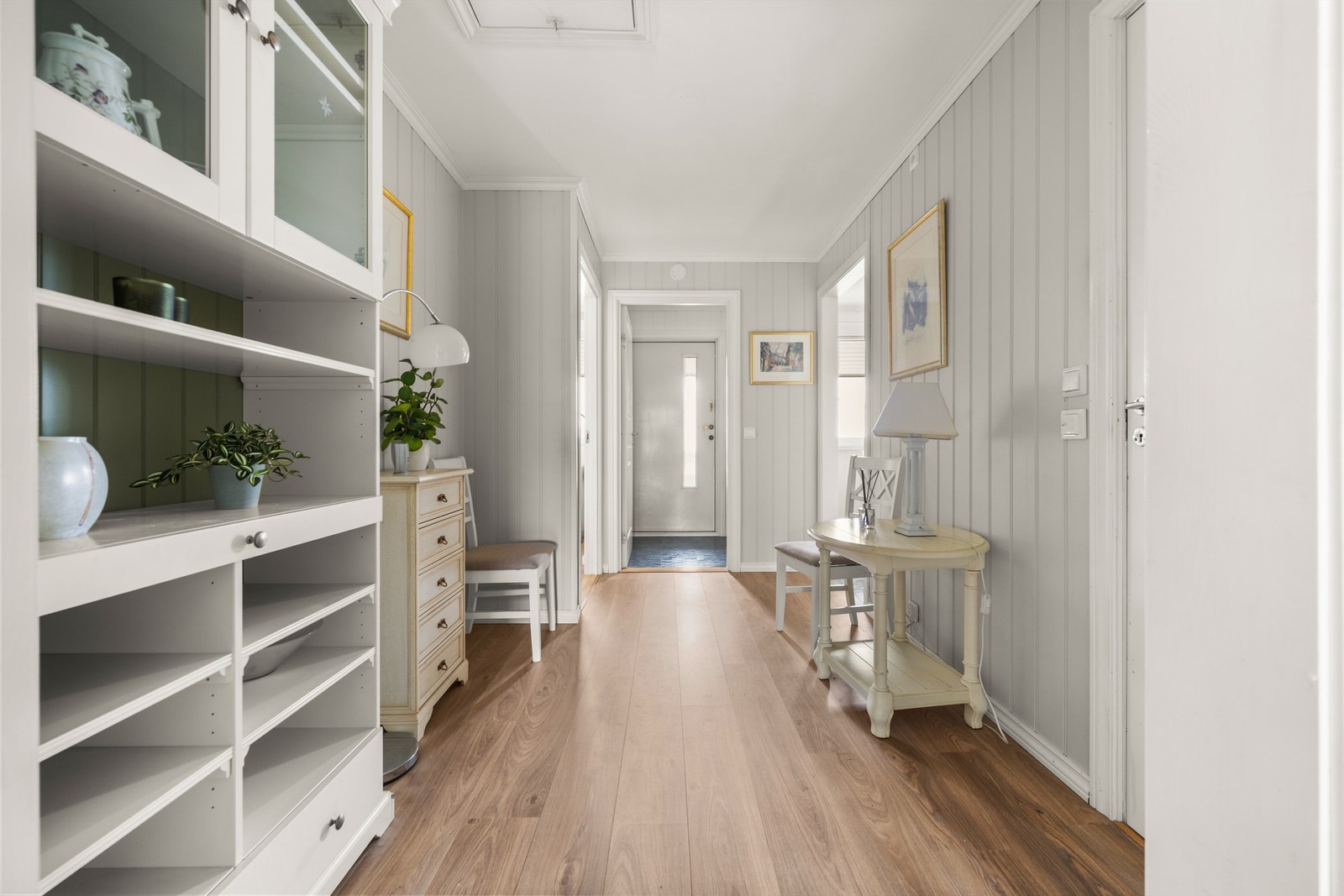 I gangen er det loftsluke som gir adkomst til et uinnredet kaldtloft for ekstra lagring. Galleribilde