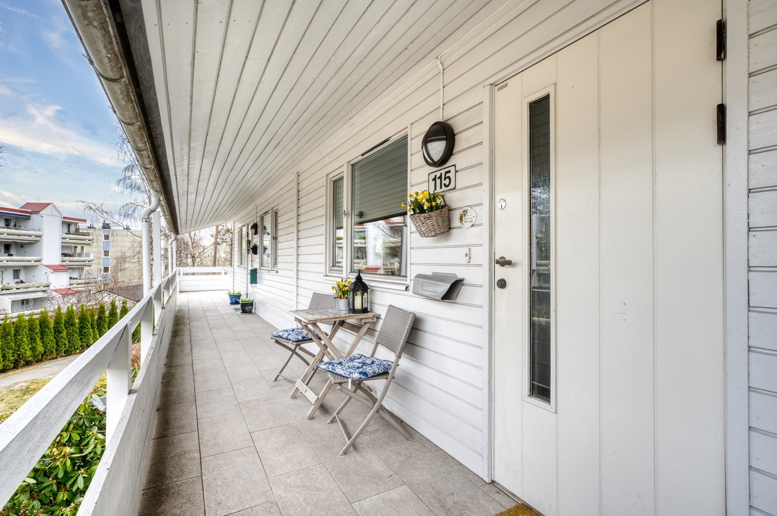 Adkomst til leiligheten i andre etasje via en overbygget og skjermet svalegang. Galleribilde