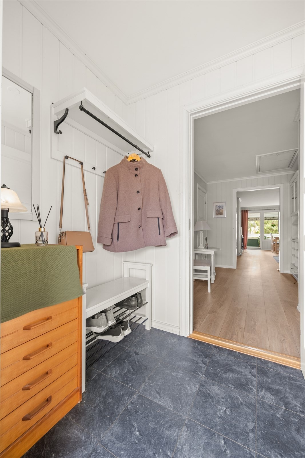 Entréen har plass til oppbevaring av yttertøy og sko. Sikringsskapet er utstyrt med automatsikringer. Galleribilde