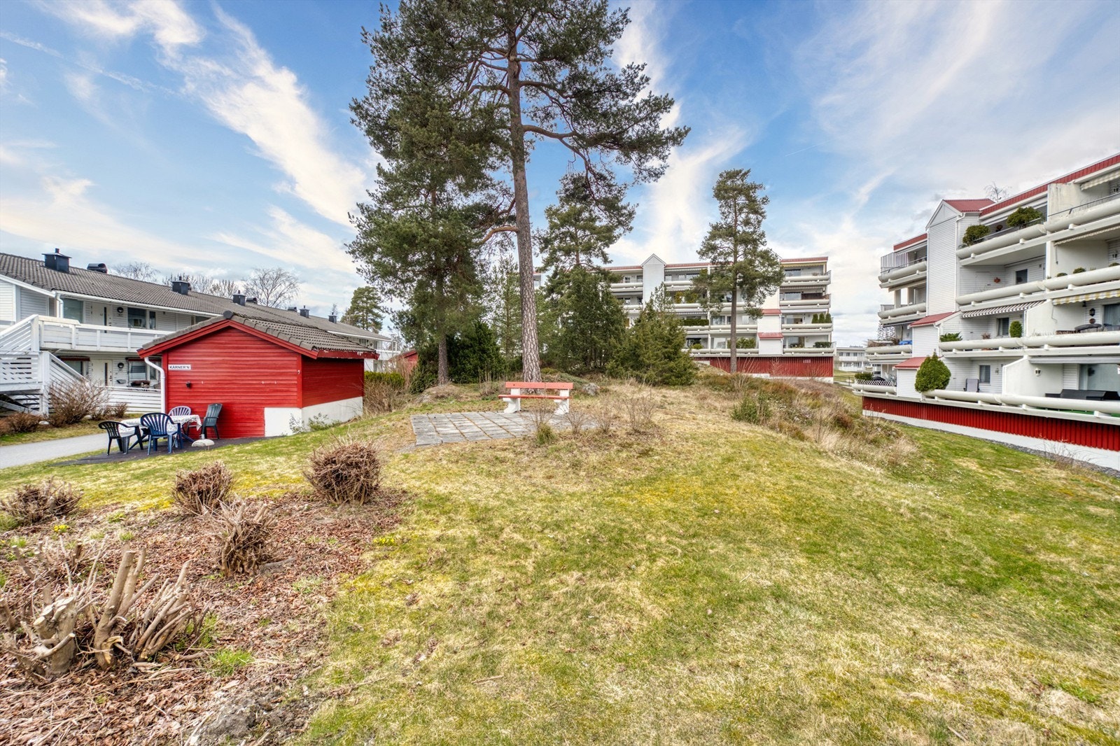 Uteområdene er barnevennlige med lekeapparater og store grøntarealer. Galleribilde
