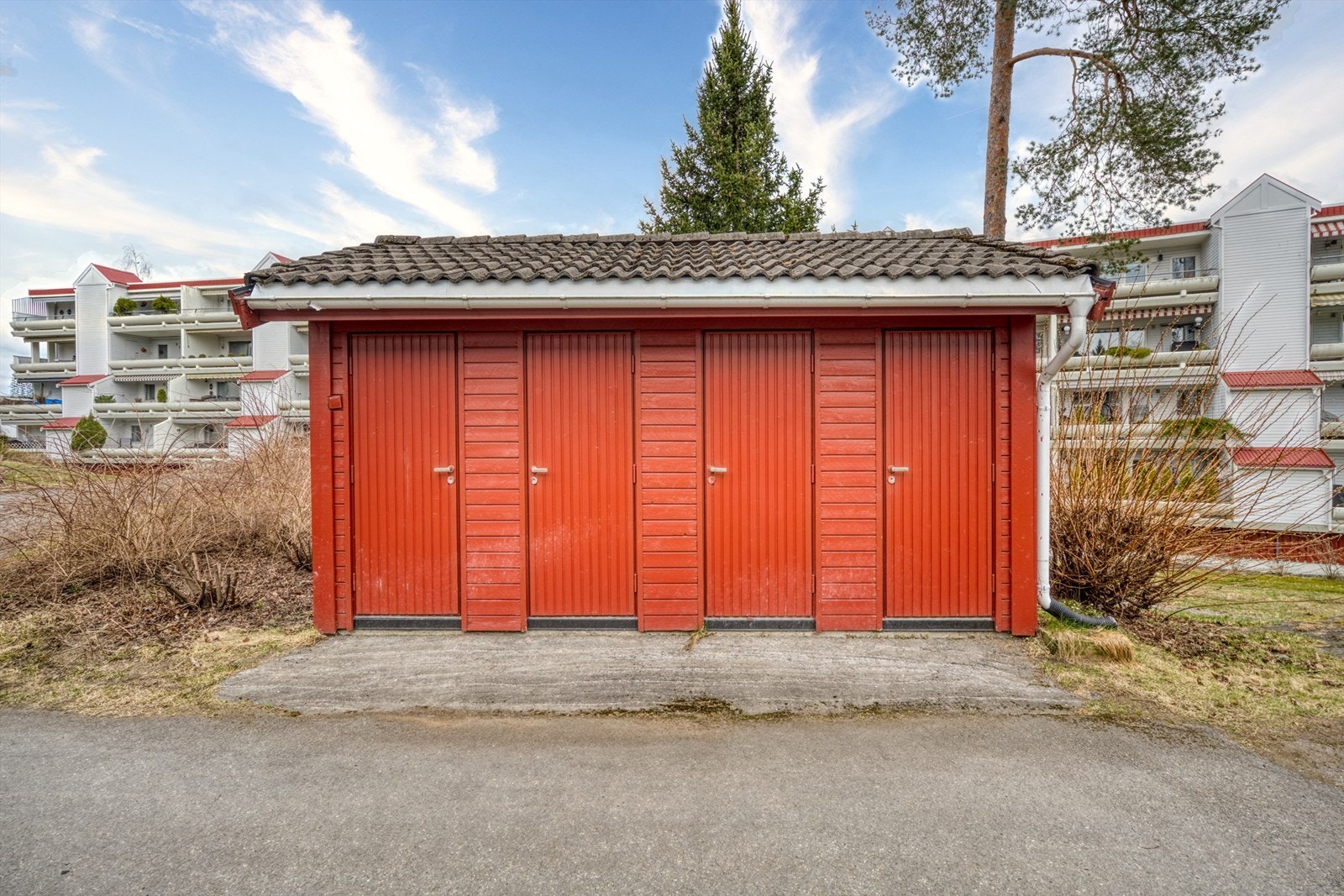 Det felles bodbygget gir ekstra, skjermet lagringsplass for beboerne. Galleribilde