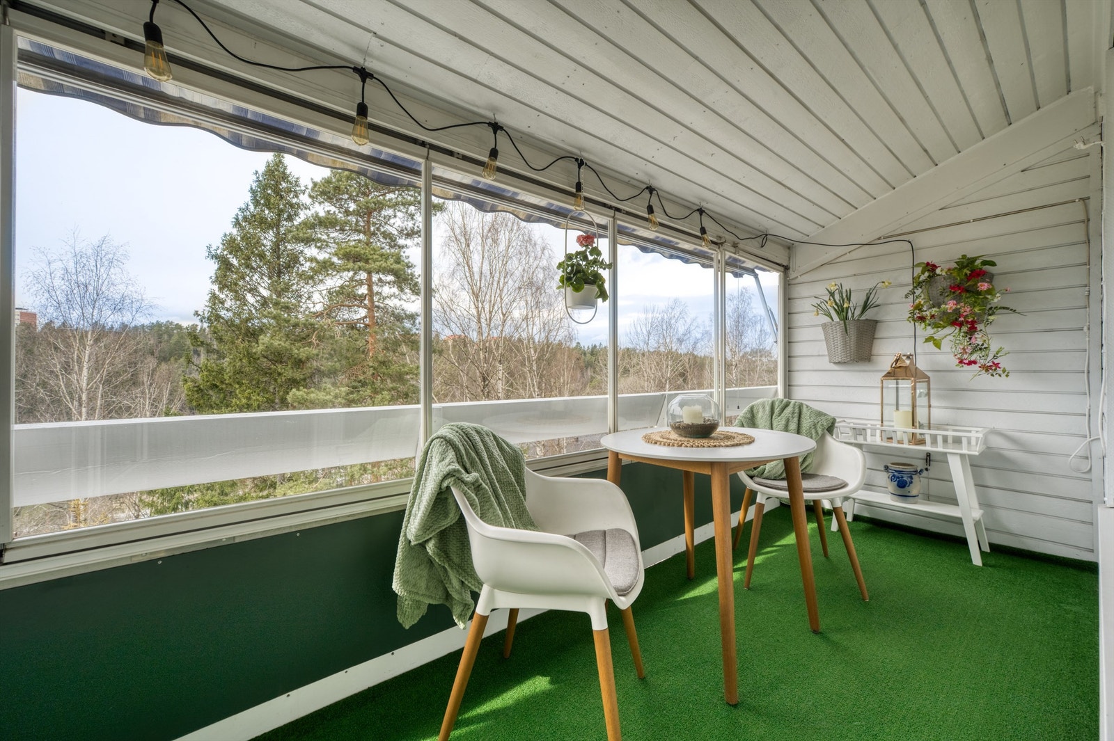 En velholdt 3-roms leilighet med en innglasset og vestvendt veranda på 9 m² som forlenger sesongen. Foto: Martine Eren Jacobsen. Galleribilde
