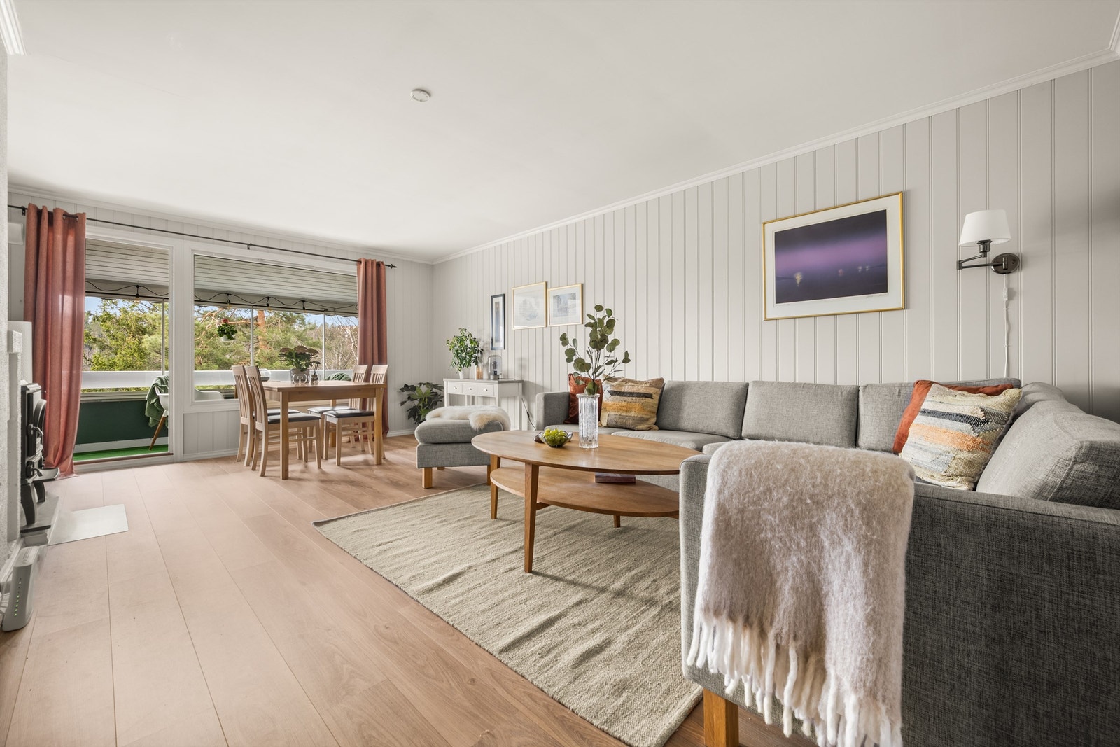 Stuen er et lyst og samlende rom og har direkte utgang til verandaen. Foto: Martine Eren Jacobsen. Galleribilde