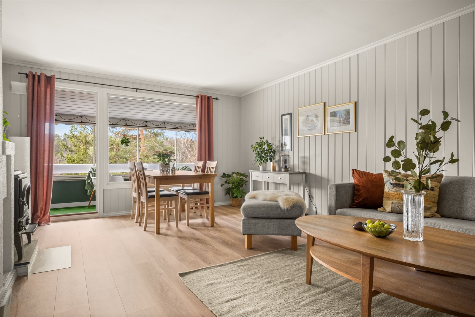 Stuen har god plass til både sofagruppe og spisebord, med naturlig lys fra de store vindusflatene mot verandaen. Galleribilde