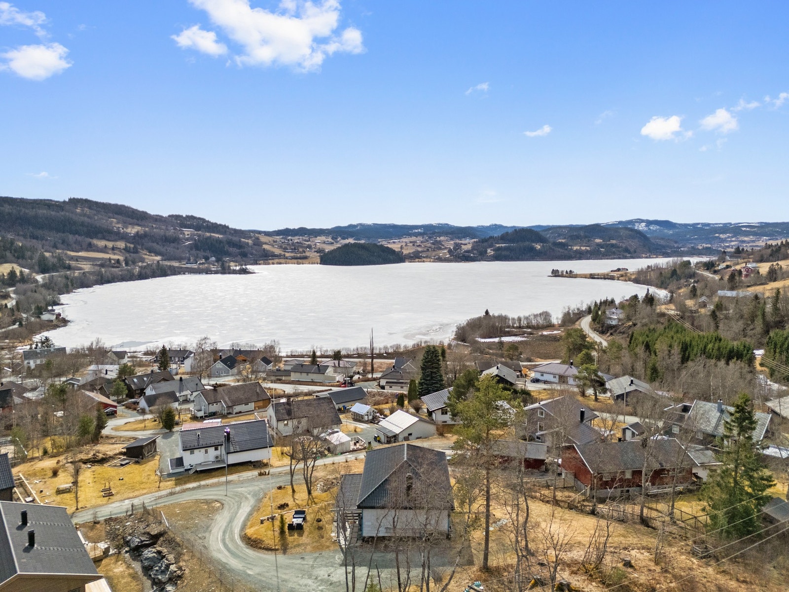 Eiendomsmegler 1 v/ Sindre Belsås har gleden av å presentere denne flotte eiendommen i Besethaugen 14 i Eggkleiva!
Foto: Interiørfoto v/Haukdal Galleribilde
