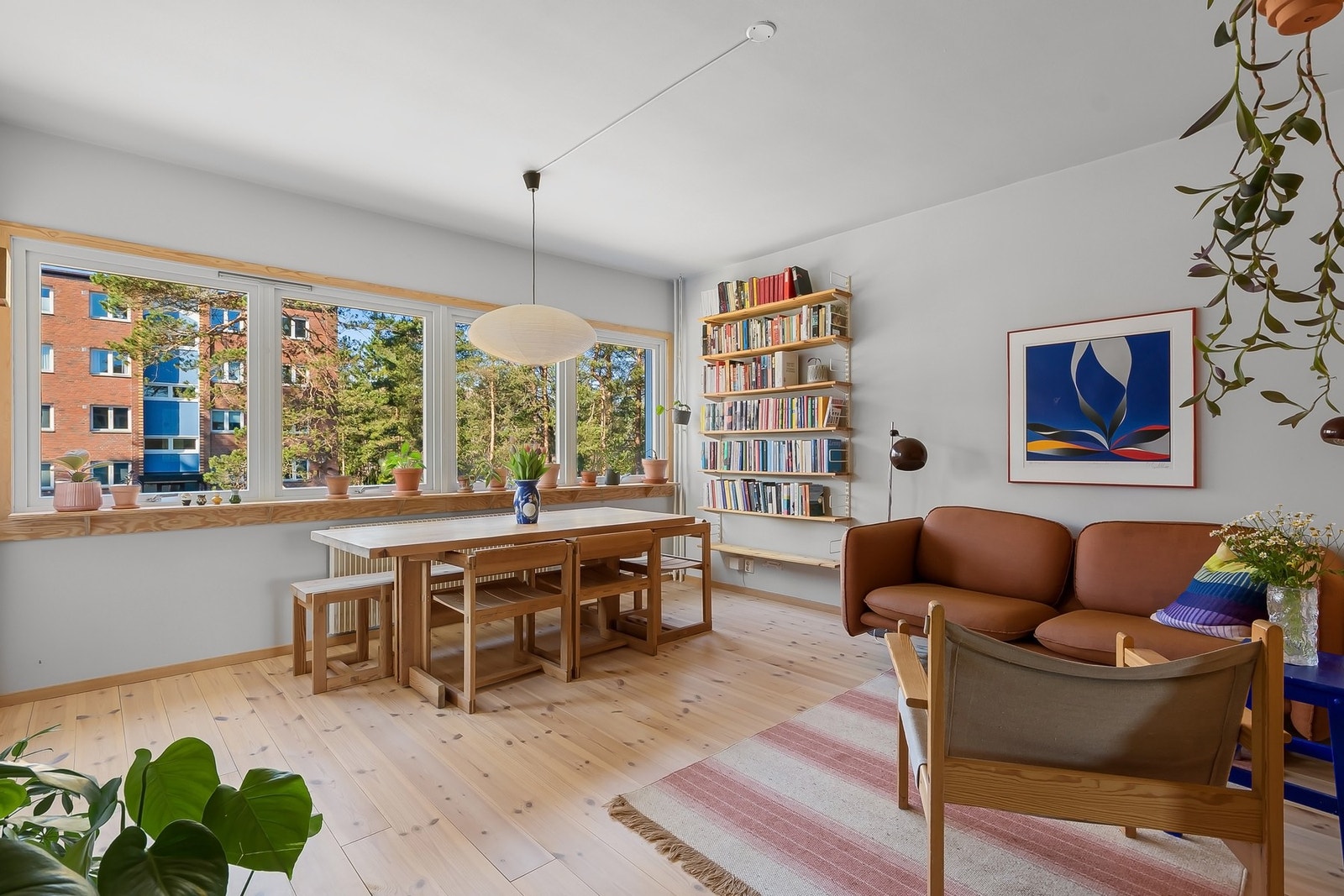 Lys og harmonisk stue med store vindusflater som slipper inn rikelig med dagslys. Galleribilde