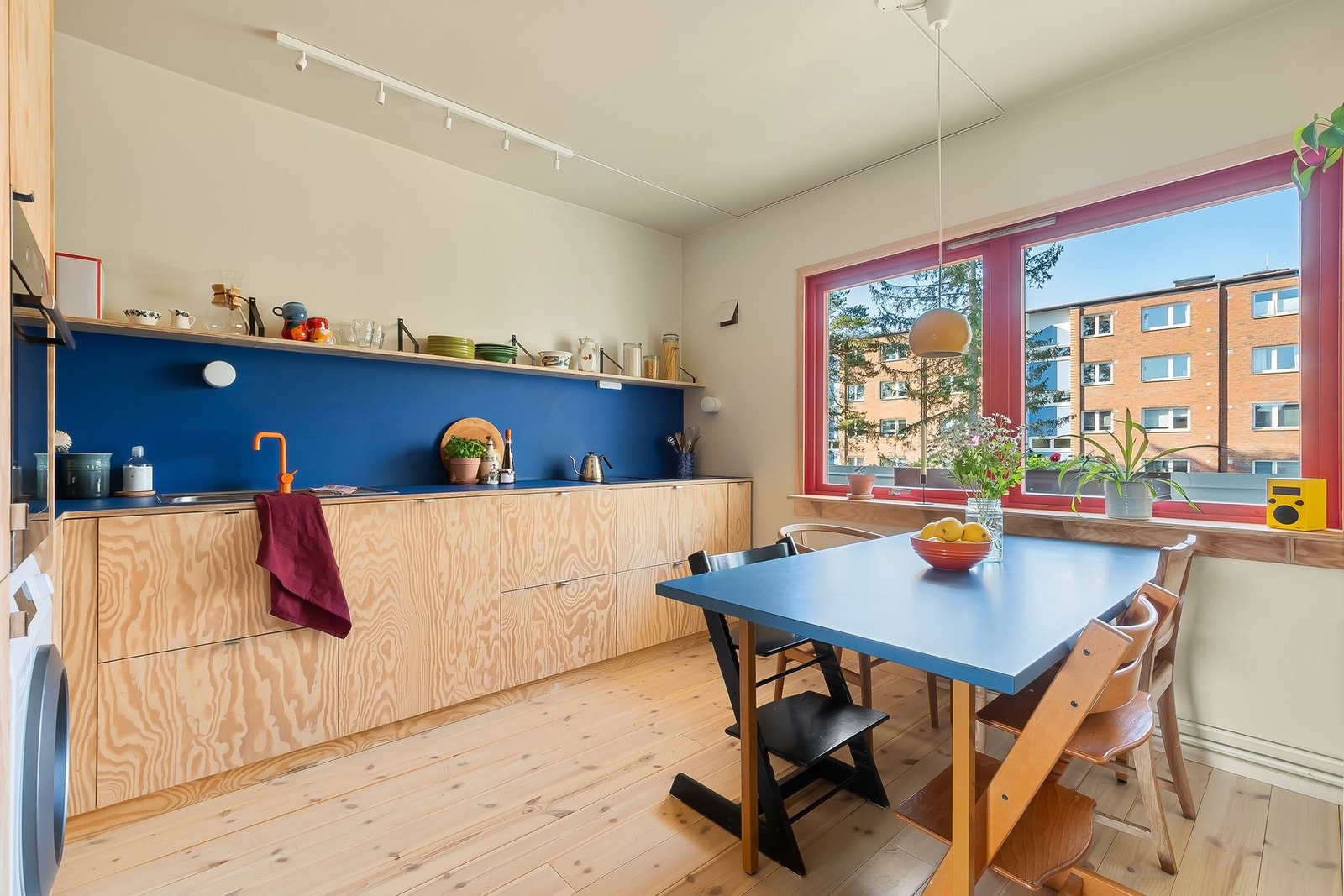 Kjøkkenet har en varm og naturlig karakter, kombinert med gode arbeidsflater og praktiske løsninger, inkl. opplegg for vaskemaskin. Galleribilde