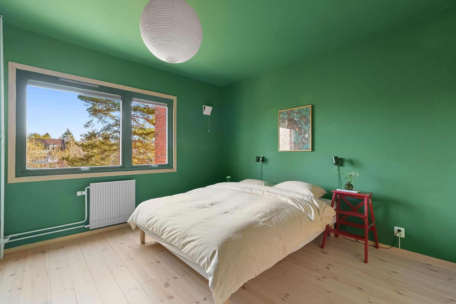 Soverommet gir godt med plass til stor seng og tilhørende møblement. Begge soverom vender ut mot rolig område. Galleribilde