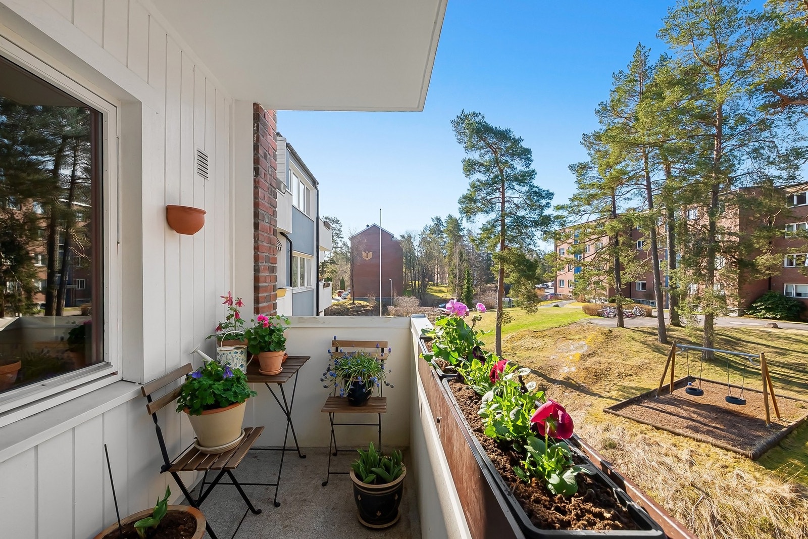 Solrik, sydvestvendt balkong med gode solforhold fra ettermiddag til kveld. Galleribilde