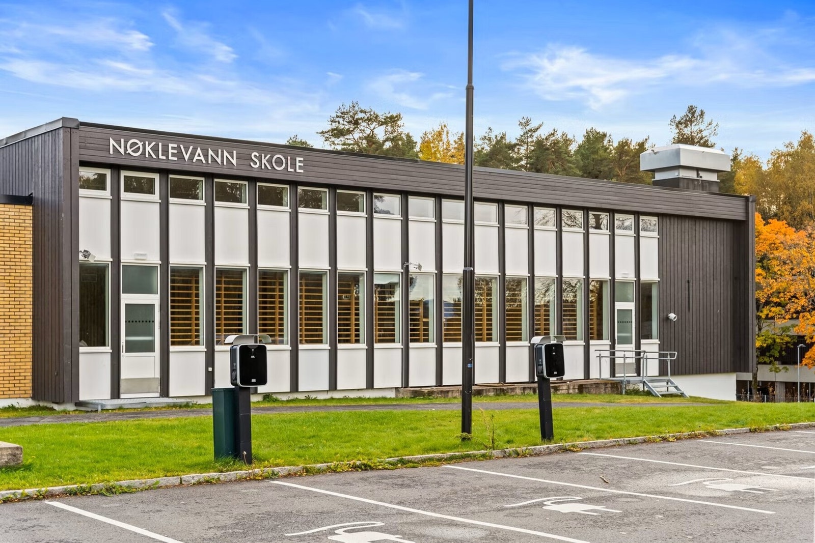 Boligen sogner til Nøklevann barneskole. Cirka 700 meters gange. Galleribilde
