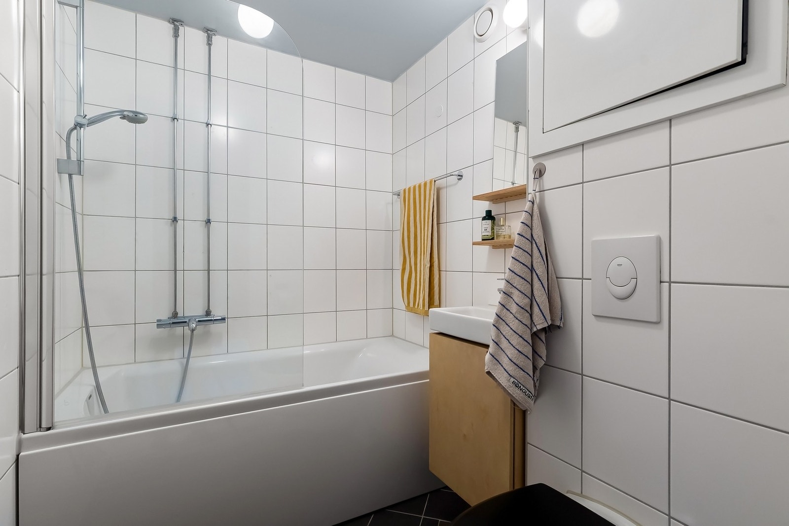 Flislagt baderom med adkomst i enden av entréen. Modernisert i regi av borettslaget i 2015. Galleribilde