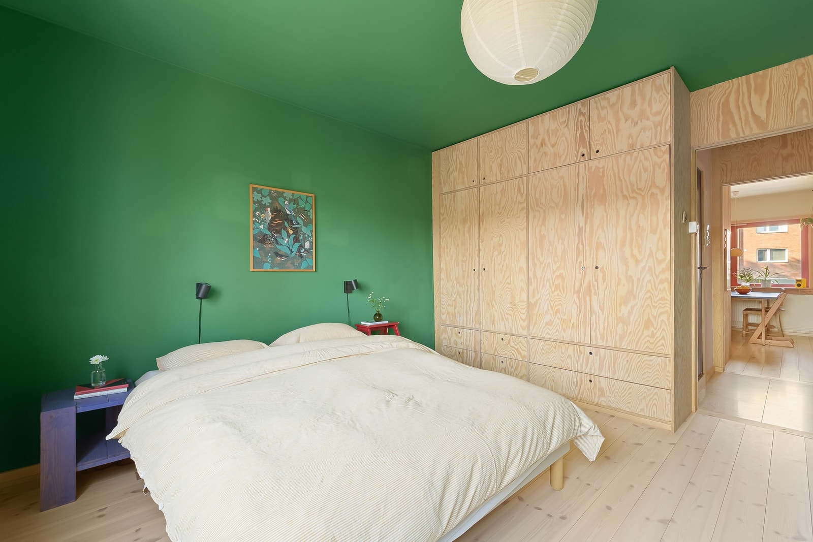 To rolige og behagelige soverom med god plass til dobbeltseng og oppbevaring. Rommene vender mot stille omgivelser og gir en avslappende atmosfære. Galleribilde
