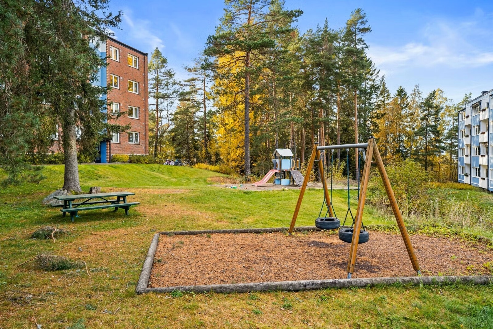 Det er svært gode oppvekstvilkår i Bølerskogen med store grøntområder og lekeapparater Galleribilde