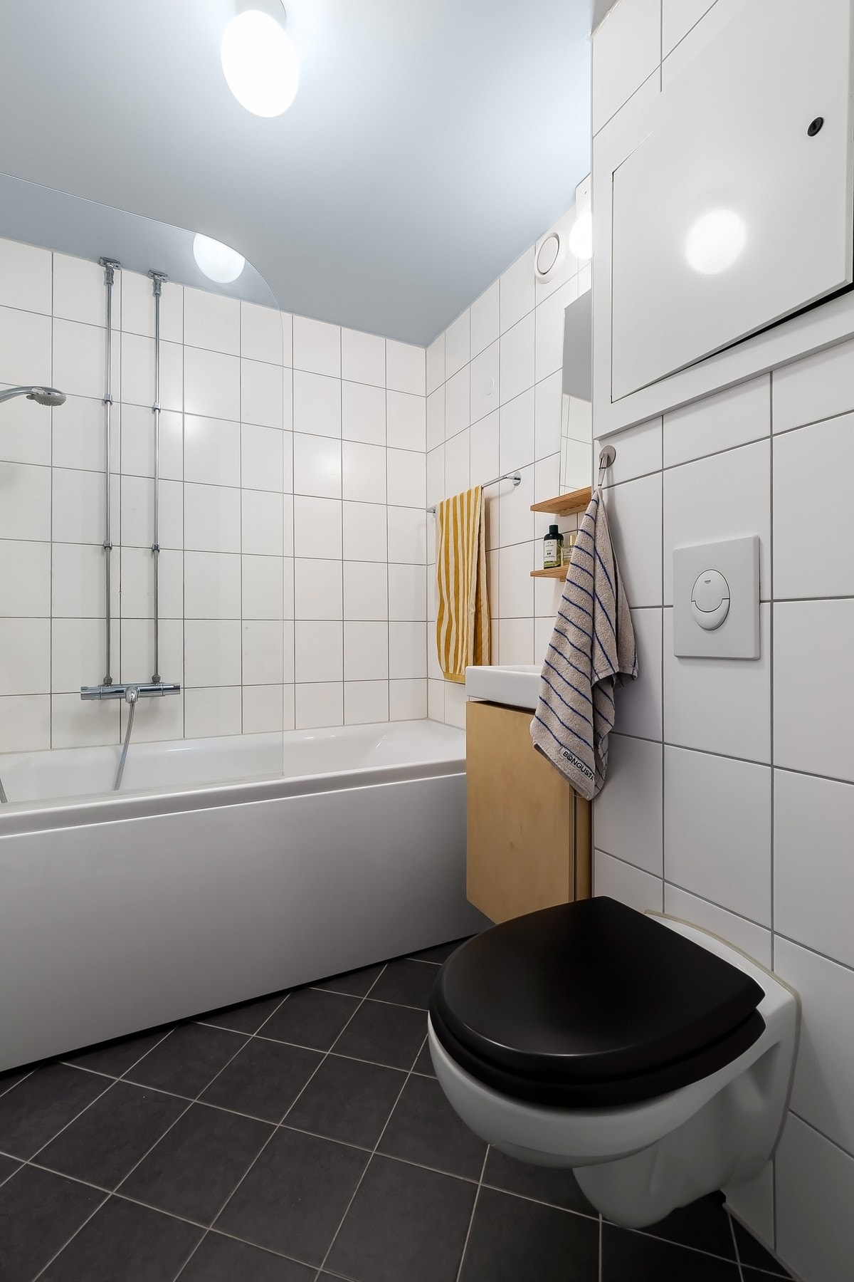 Badet er utstyrt med vegghengt toalett og badekar med dusjløsning. Galleribilde