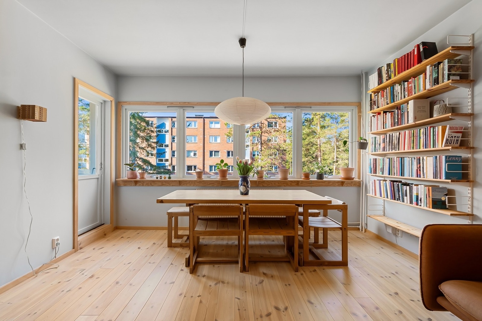 Ved spisestuen er det adkomst til balkongen med fredelig og naturnært nabolag. Galleribilde