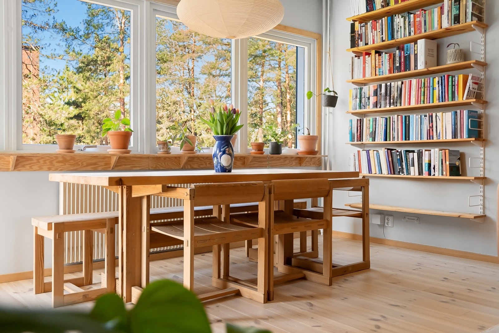 Stuen oppleves lun og innbydende, med god plass til både sofagruppe og spisebord. Galleribilde