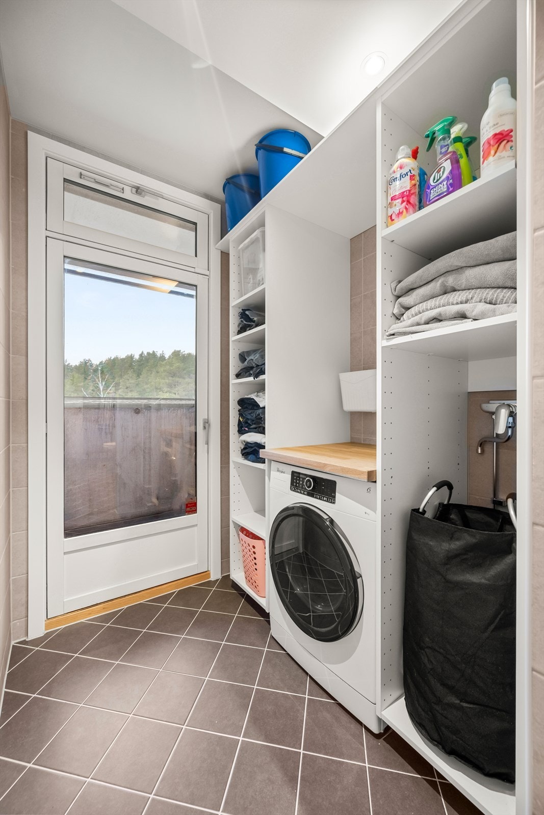 Det er opplegg for vaskemaskin, og rommet har mekanisk ventilasjon som sikrer godt inneklima. Galleribilde