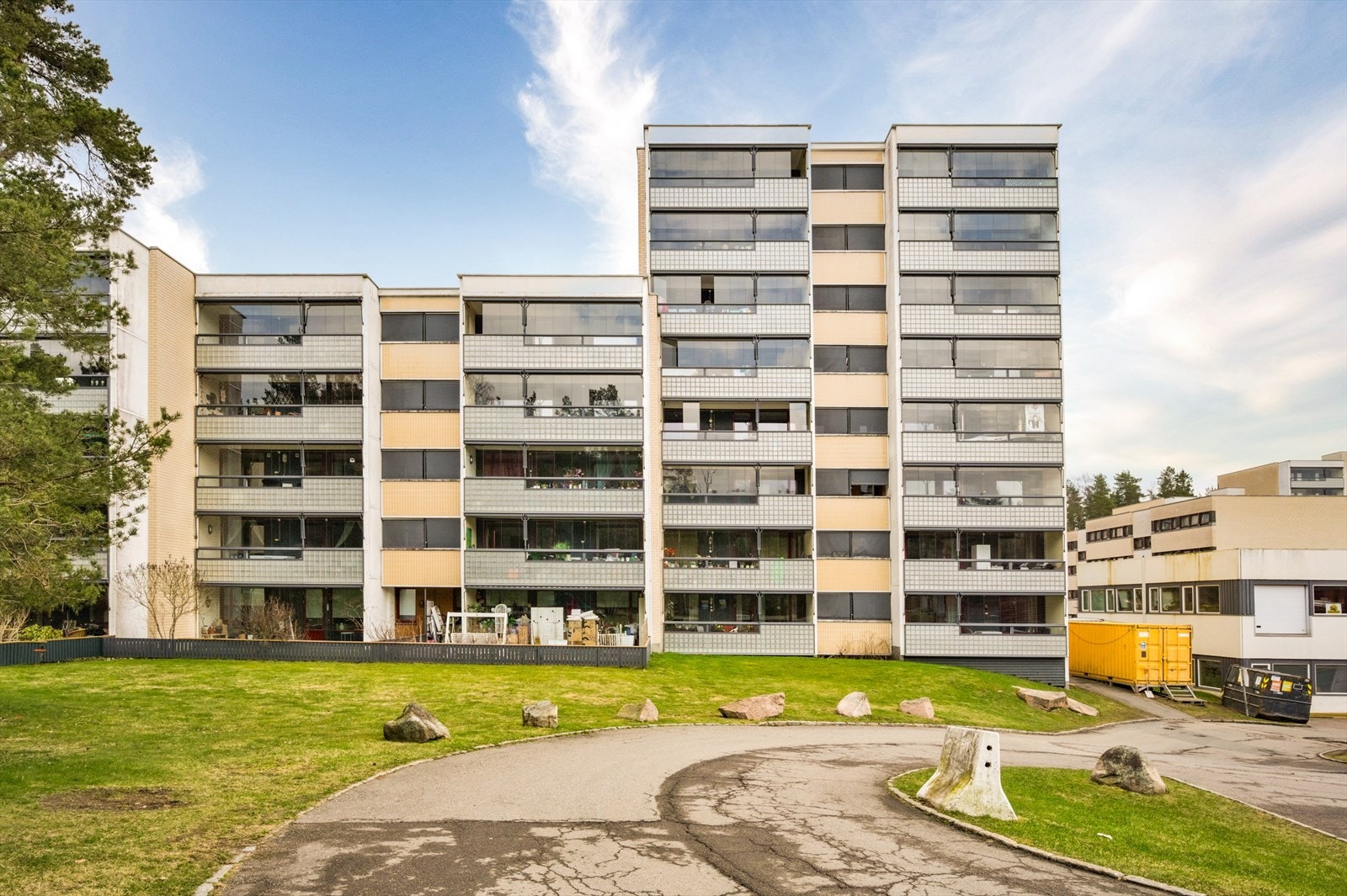 Dette er et veletablert og tilbaketrukket boligområde som ligger høyt i terrenget og nyter godt av gode solforhold dagen gjennom. Galleribilde