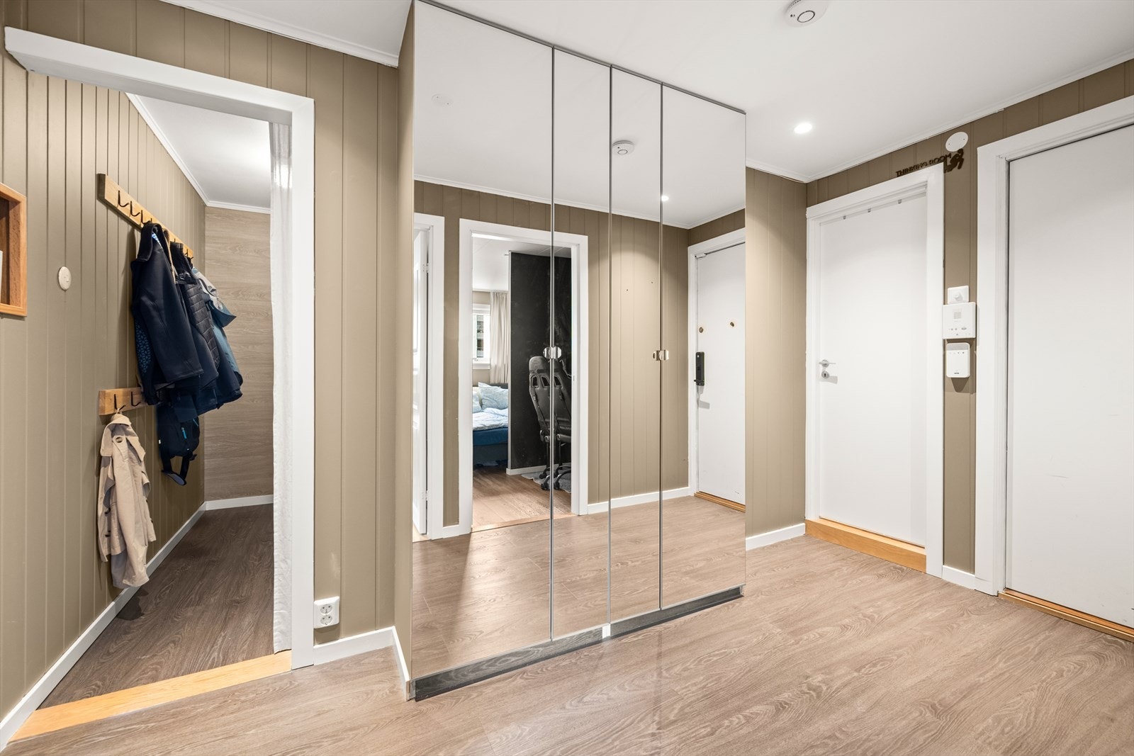 I tilknytning til entréen finner du også et walk-in closet som gir ekstra fleksibilitet for oppbevaring. Galleribilde