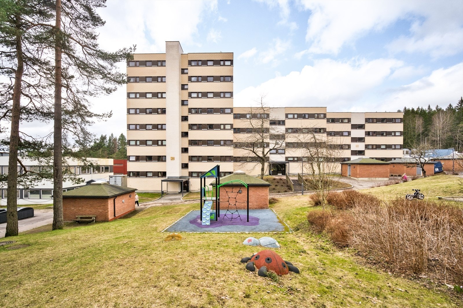 Det nærmeste nabolaget er utpreget barnevennlig, med store og moderne lekeplasser i et bilfritt miljø. Galleribilde