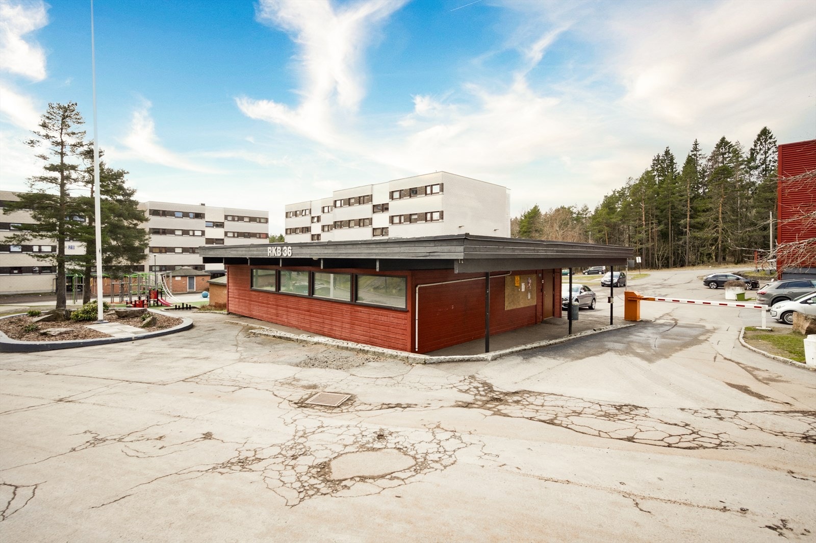 Det medfølger parkeringsplass i nærliggende anlegg med ladeboks. Galleribilde