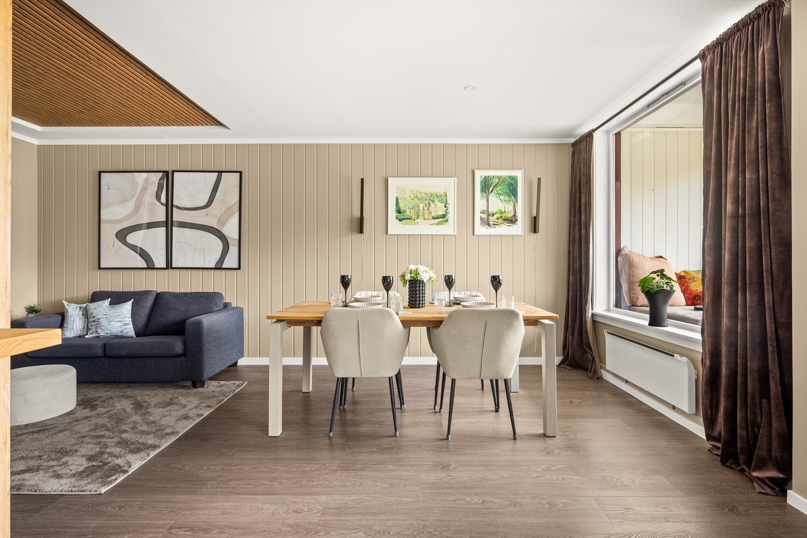 Stuen er romslig og har god plass til både spisegruppe og sittegruppe med TV-møbel. Galleribilde