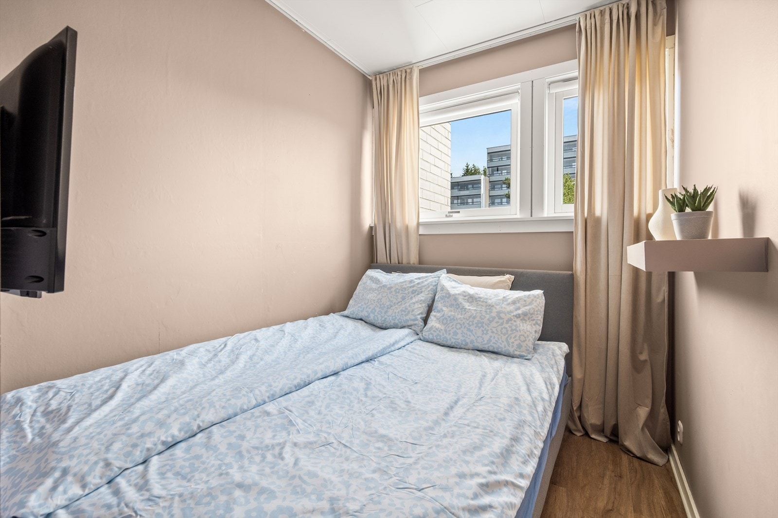 Det første soverommet har plass til en 120 seng og har egen plass til kontor. Galleribilde