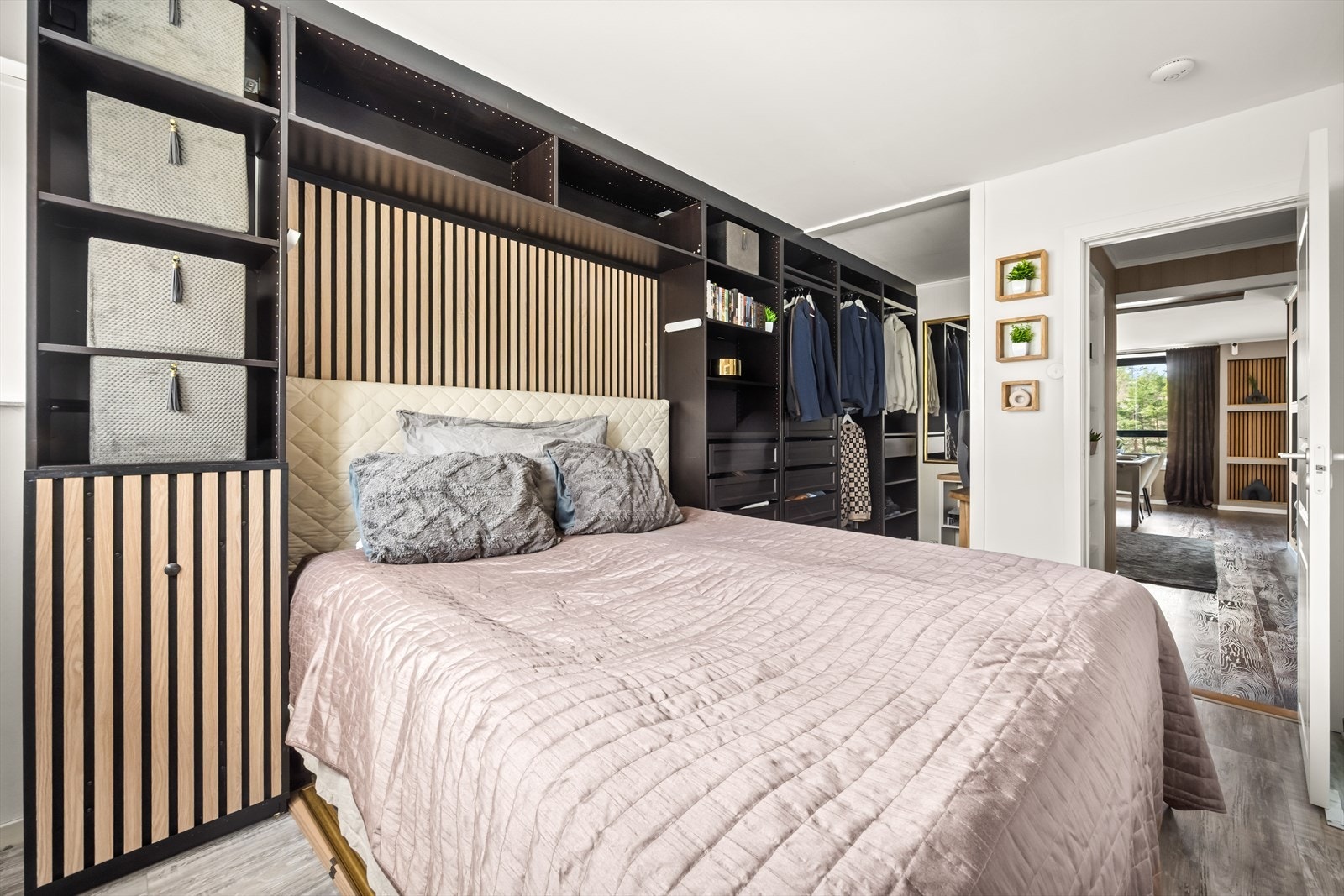 I tilknytning til soverommet er det et praktisk walk-in closet med gode oppbevaringsmuligheter, som i dag benyttes i kombinasjon med hjemmekontor. Galleribilde
