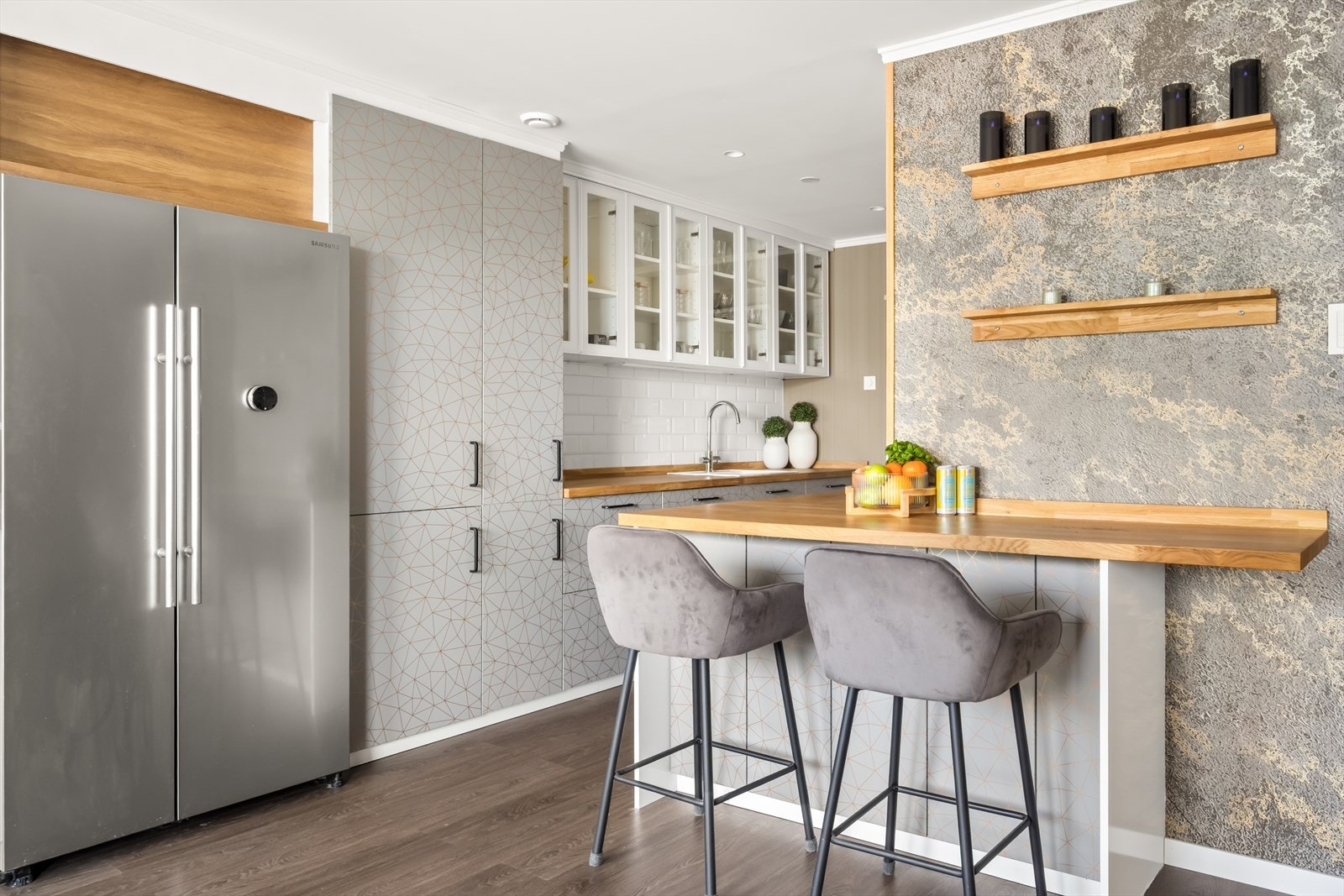 Kjøkkeninnredning fra IKEA med glatte, nymalte fronter og heltre benkeplate med laminat/sponkjerne, utstyrt med nedfelt vaskekum. Galleribilde
