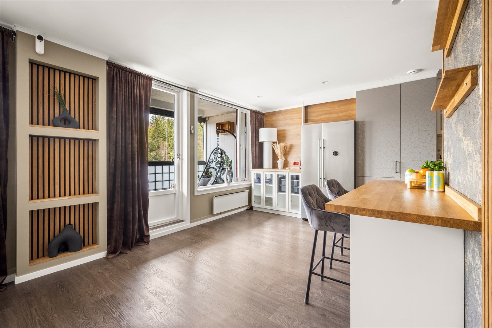 Vi tar turen tilbake inn i leiligheten hvor boligen byr på en sosial planløsning med delvis åpen kjøkken og stue. Her er det god plass til storfamilien. Galleribilde