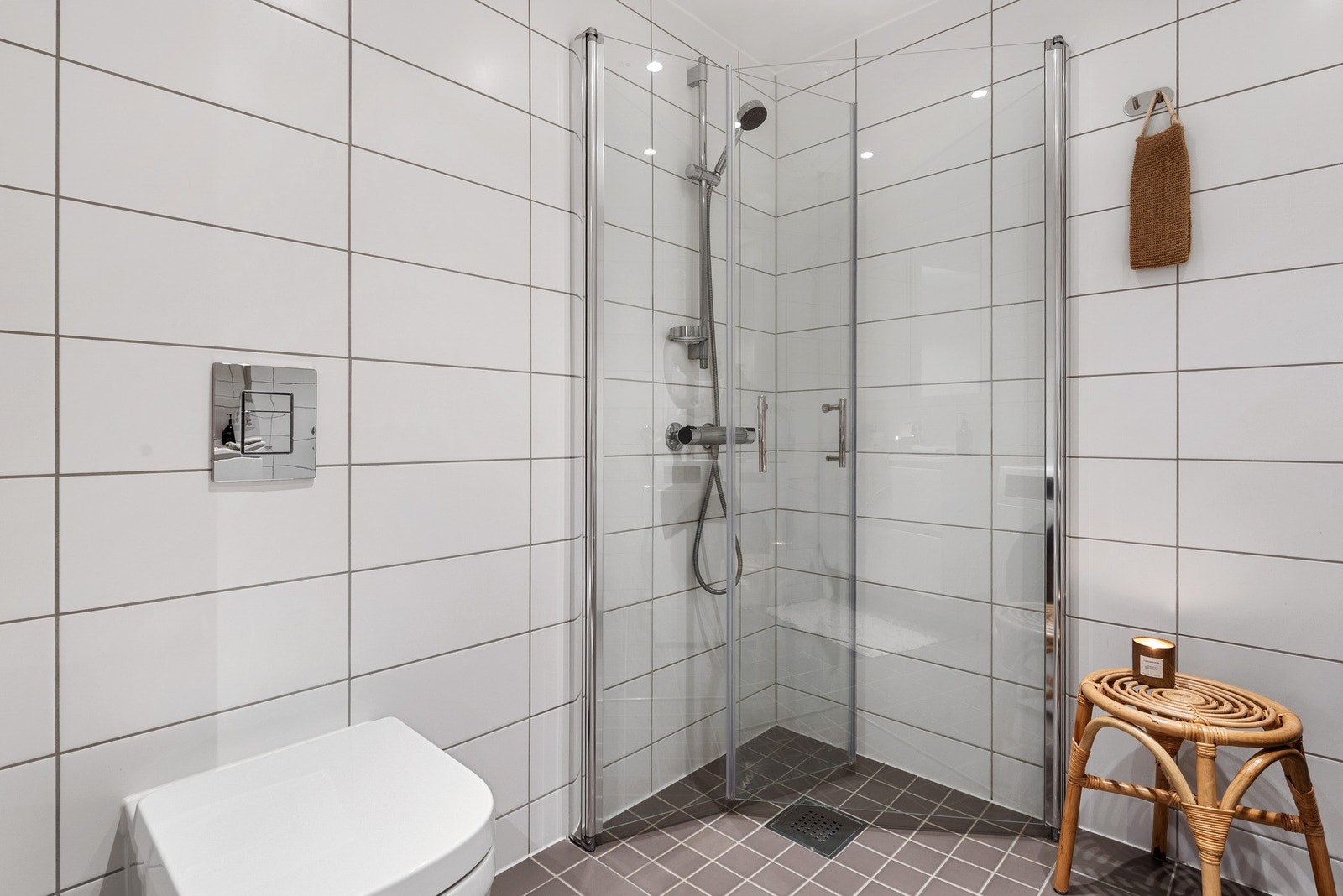 Badet er innredet med vegghengt
vaskeservant med skuffer, vegghengt speil og vegghengt klosett, samt opplegg for
vaskemaskin. Galleribilde