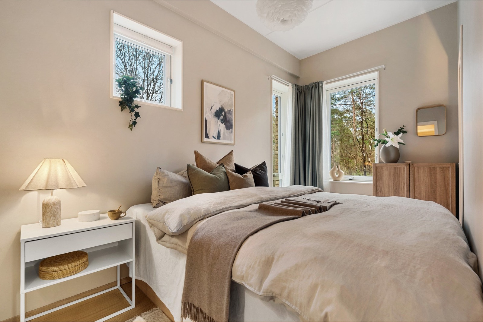 Det er tre soverom i boligen og her har vi boligens hovedsoverom. Galleribilde