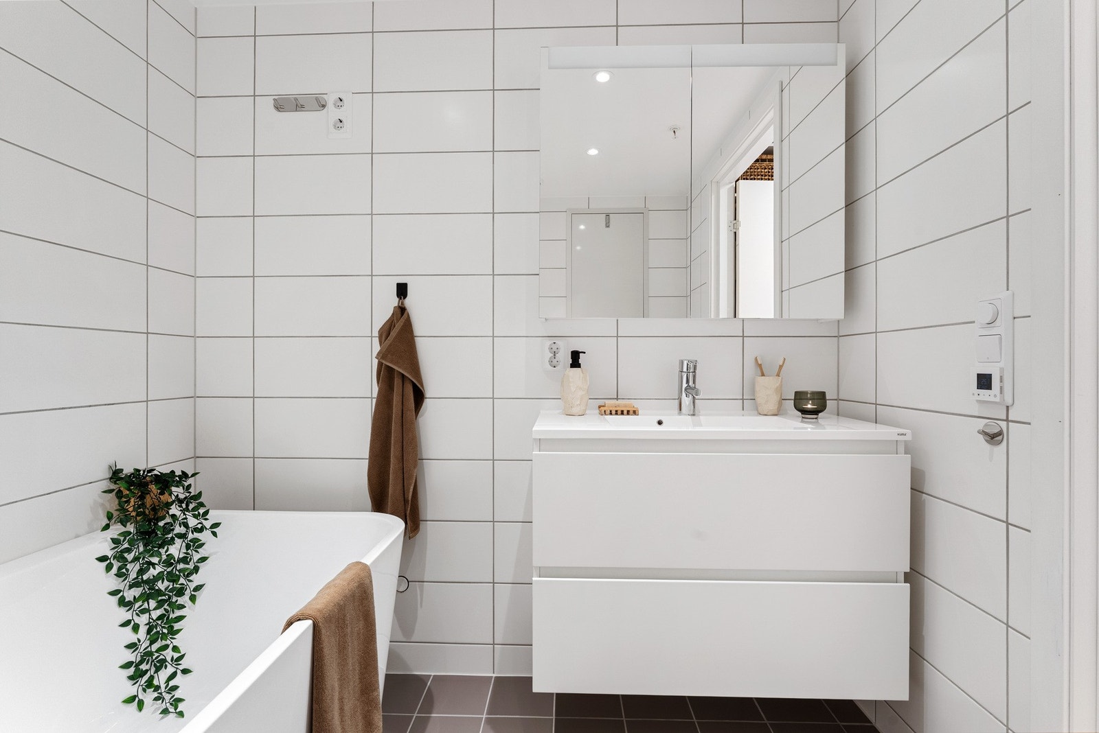 Rommet er helfliset og har downlights i himling. Galleribilde