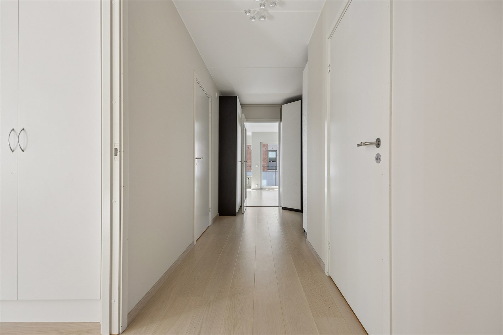 Du ønskes velkommen inn i en romslig entré. Galleribilde