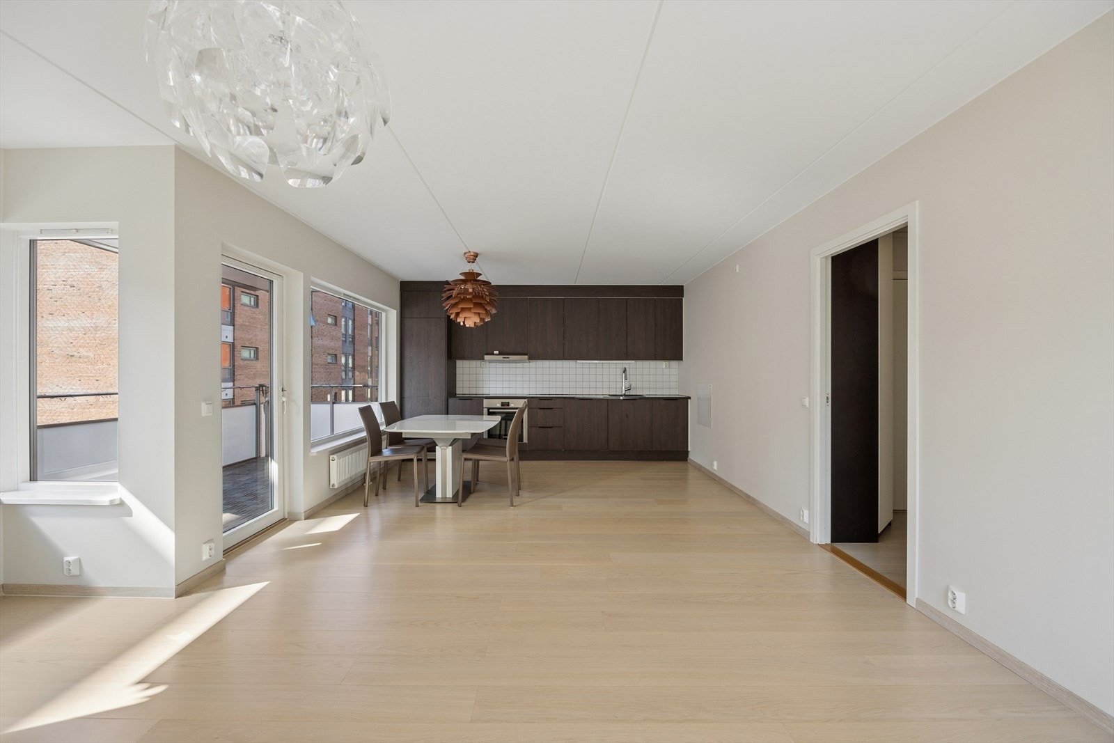 Leiligheten byr på et moderne kjøkken som ligger i åpen løsning til stuen. Galleribilde