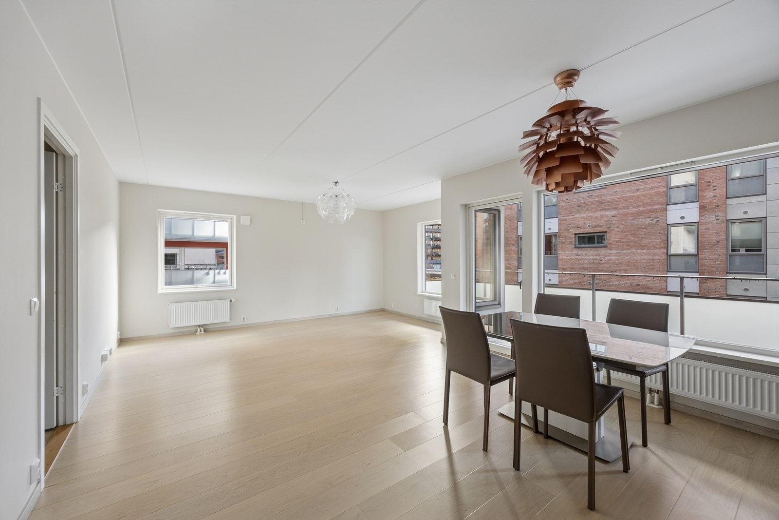 Stor og luftig stue med gode møbleringsmuligheter. Galleribilde