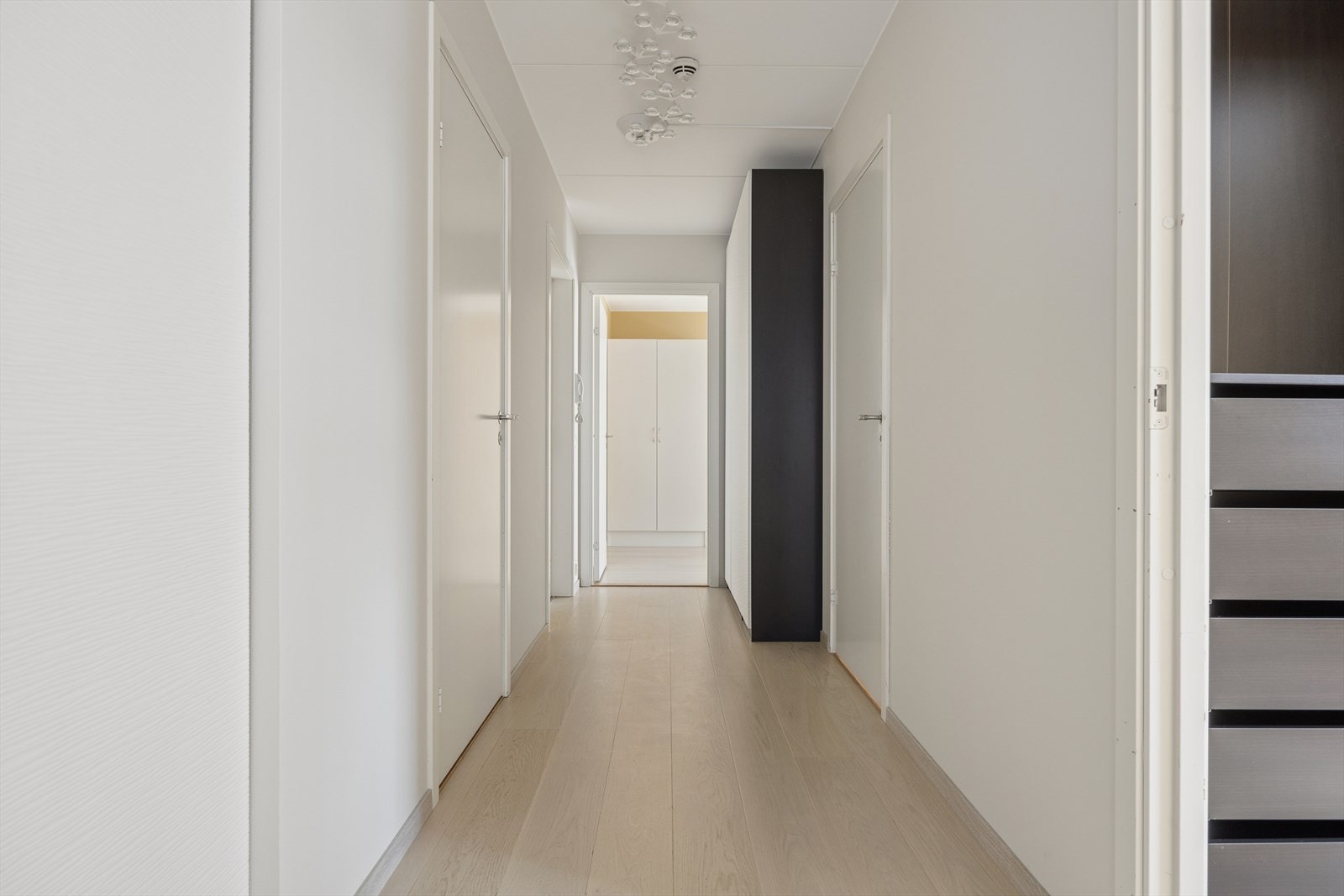 Her er det god plass til å sette fra deg sko og henge fra deg yttertøy. Galleribilde