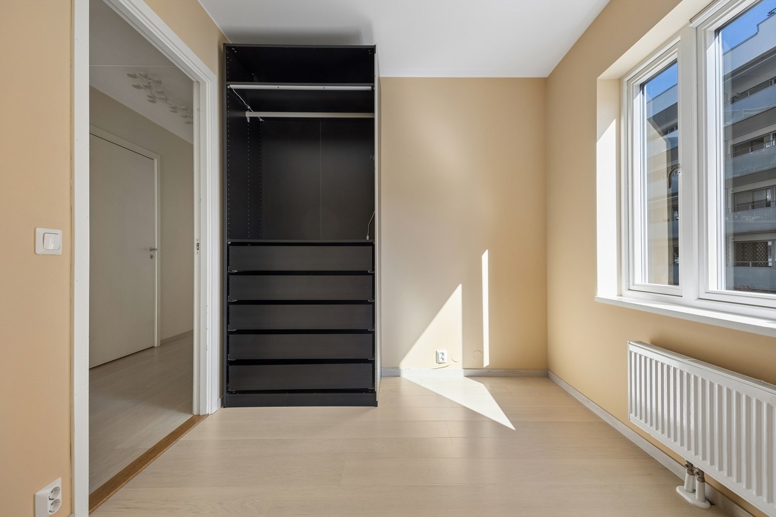 Det siste soverommet er på nesten lik størrelse som soverom II med plass til seng og ønskelig møblement. Galleribilde