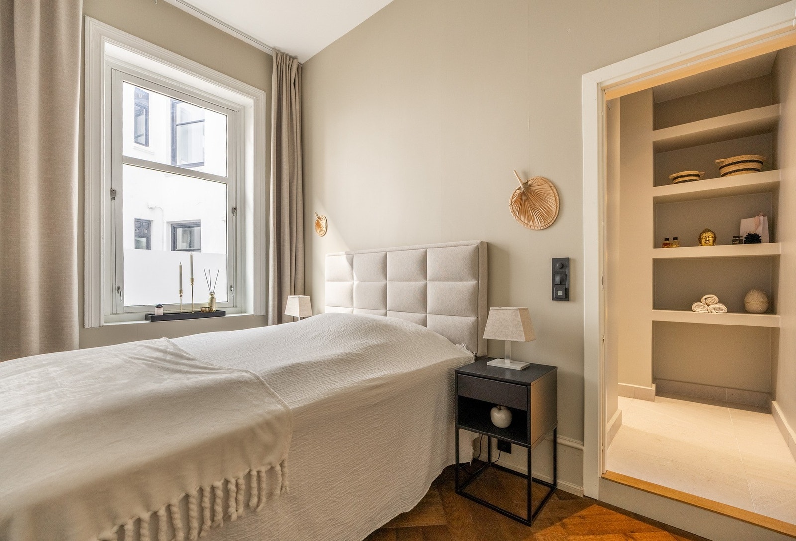 Boligen byr på tre romslige soverom. Hovedsoverom med tilkomst til eget bad. Galleribilde