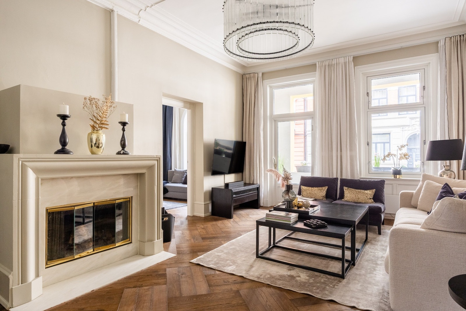 Flott, plassbygget elementpeis med glassdør som et elegant blikkfang i stuen. Galleribilde