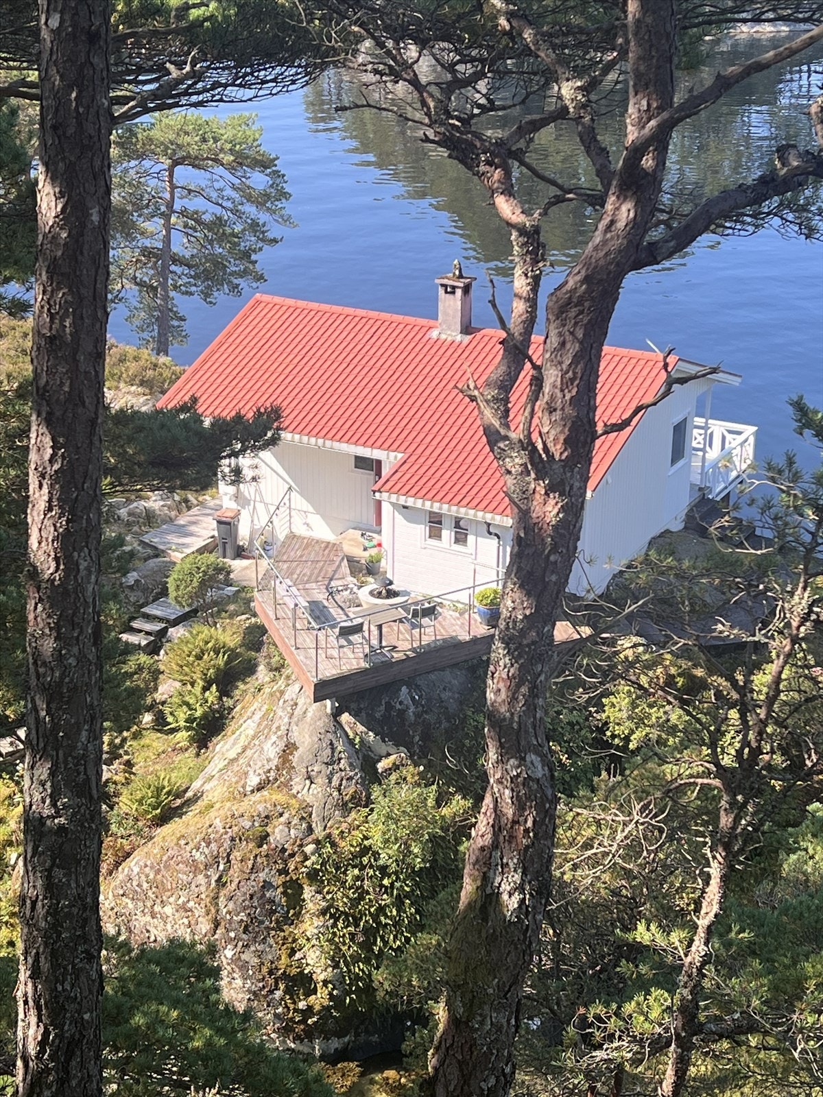 Bårdsund 10 ligger på en høyde, med terrasse på hver side av hytten. Galleribilde