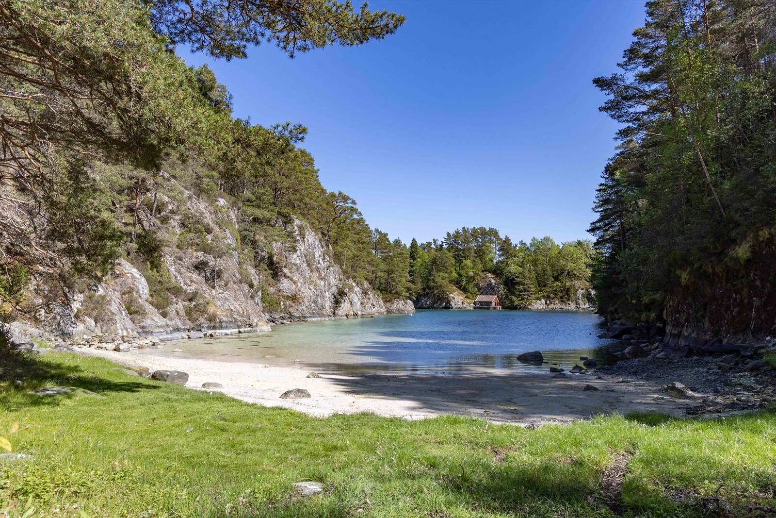 På motsatt side av øya venter enda en overraskelse: en nydelig sandstrand - perfekt for en avstikker i kveldssol eller som en egen liten badeplass. Øya er full av små overrraskelser, og gir deg friheten til å nyte naturen på dine egne premisser. Galleribilde